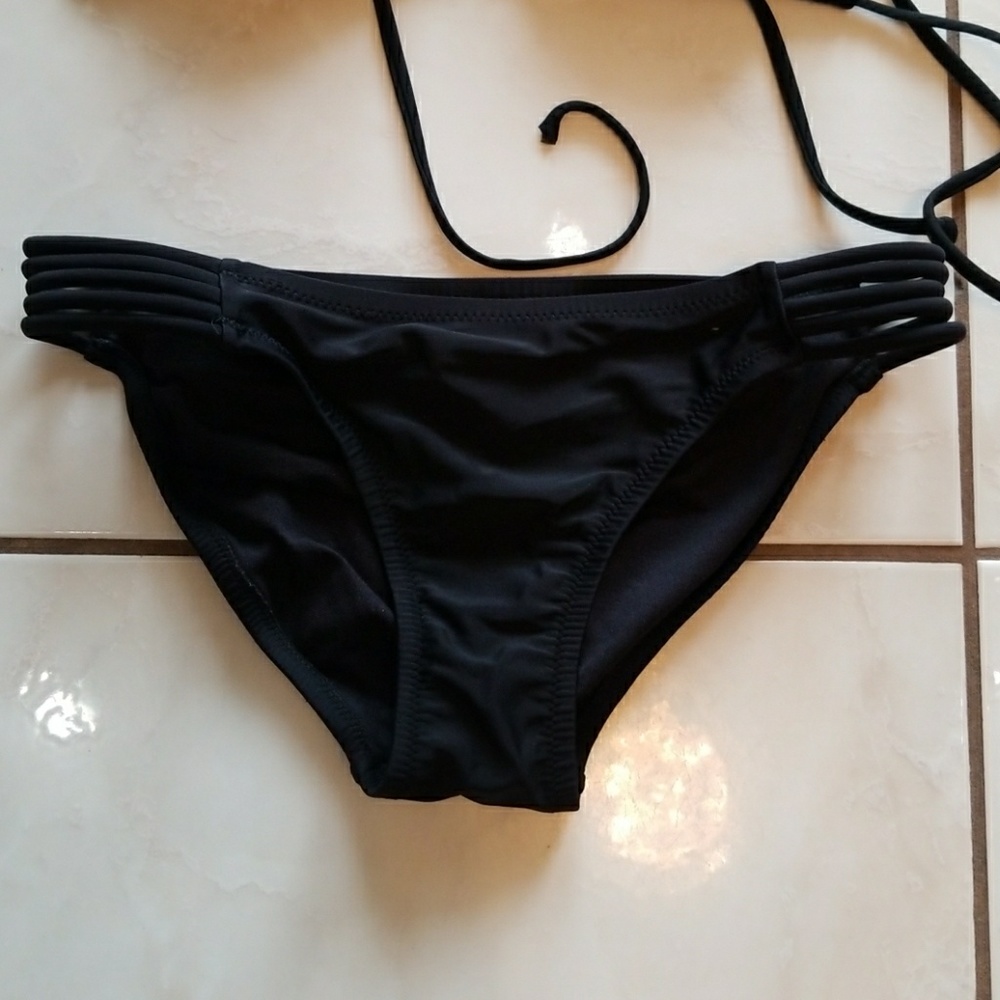 Bikini - Picture 3 of 6